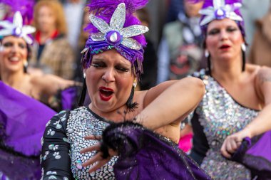 Geleneksel karnaval bir İspanyol Katalonya Palamos kasabasında. Birçok kişi kostüm ve ilginç makyaj. 03. 02. 2019 İspanya