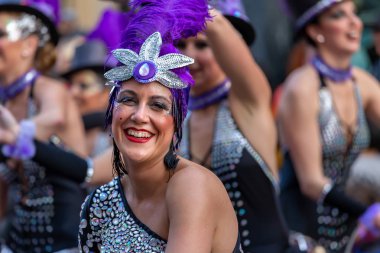 Geleneksel karnaval bir İspanyol Katalonya Palamos kasabasında. Birçok kişi kostüm ve ilginç makyaj. 03. 02. 2019 İspanya