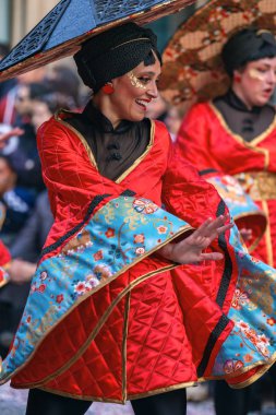 Geleneksel karnaval bir İspanyol Katalonya Palamos kasabasında. Birçok kişi kostüm ve ilginç makyaj. 03. 02. 2019 İspanya