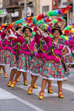 Geleneksel karnaval bir İspanyol Katalonya Palamos kasabasında. Birçok kişi kostüm ve ilginç makyaj. 03. 02. 2019 İspanya