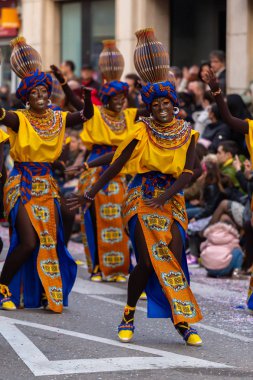 Geleneksel karnaval bir İspanyol Katalonya Palamos kasabasında. Birçok kişi kostüm ve ilginç makyaj. 03. 02. 2019 İspanya