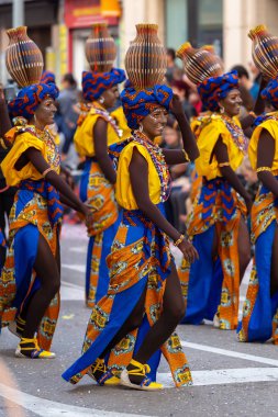 Geleneksel karnaval bir İspanyol Katalonya Palamos kasabasında. Birçok kişi kostüm ve ilginç makyaj. 03. 02. 2019 İspanya