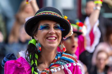 Geleneksel karnaval bir İspanyol Katalonya Palamos kasabasında. Birçok kişi kostüm ve ilginç makyaj. 03. 02. 2019 İspanya