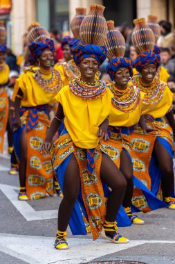 Geleneksel karnaval bir İspanyol Katalonya Palamos kasabasında. Birçok kişi kostüm ve ilginç makyaj. 03. 02. 2019 İspanya
