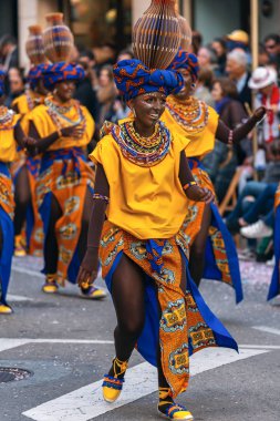Geleneksel karnaval bir İspanyol Katalonya Palamos kasabasında. Birçok kişi kostüm ve ilginç makyaj. 03. 02. 2019 İspanya