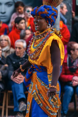 Geleneksel karnaval bir İspanyol Katalonya Palamos kasabasında. Birçok kişi kostüm ve ilginç makyaj. 03. 02. 2019 İspanya