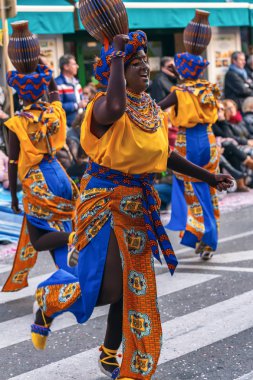 Geleneksel karnaval bir İspanyol Katalonya Palamos kasabasında. Birçok kişi kostüm ve ilginç makyaj. 03. 02. 2019 İspanya