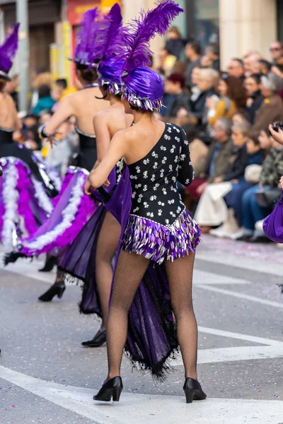 Carnaval tradicional en una ciudad española Palamos en Cataluña. Mucha gente disfrazada y maquillaje interesante. 03. 02. España 2019 — Foto de Stock