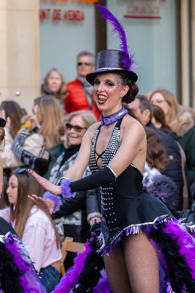 Traditioneller Karneval in der spanischen Stadt Palamos in Katalonien. viele Menschen in Kostümen und interessanter Schminke. 03. 02. Spanien 2019 — Stockfoto