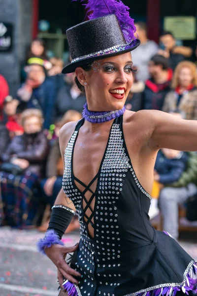 Carnaval tradicional em uma cidade espanhola Palamos, na Catalunha. Muitas pessoas em traje e maquiagem interessante. 03. 02. 2019 Espanha — Fotografia de Stock