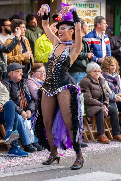 加泰罗尼亚西班牙帕拉莫斯镇的传统狂欢节。许多人穿着服装和有趣的化妆。03. 02。2019年西班牙 — 图库照片