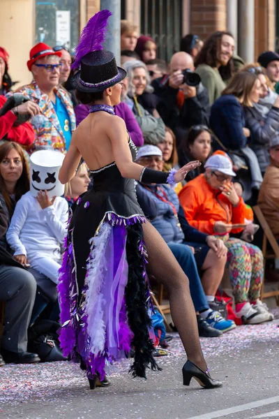 Traditionell karneval i en spansk stad Palamos i Katalonien. Många människor i kostym och intressant make-up. 03. 02. 2019 Spanien — Stockfoto