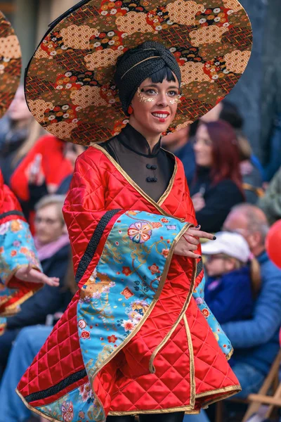 Tradycyjny karnawał w hiszpańskiej miejscowości Palamos w Katalonii. Wiele osób w stroju i makijażu ciekawe. 03. 02. 2019 Hiszpania — Zdjęcie stockowe