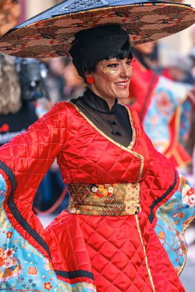 Carnaval tradicional en una ciudad española Palamos en Cataluña. Mucha gente disfrazada y maquillaje interesante. 03. 02. España 2019 — Foto de Stock