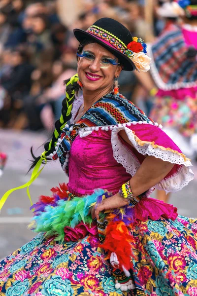 Carnaval tradicional en una ciudad española Palamos en Cataluña. Mucha gente disfrazada y maquillaje interesante. 03. 02. España 2019 — Foto de Stock