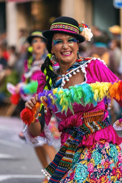 Carnaval traditionnel dans une ville espagnole Palamos en Catalogne. Beaucoup de gens en costume et maquillage intéressant. 03. 02. 2019 Espagne — Photo