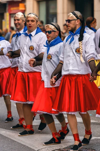 Traditionele carnaval in een Spaans stadje Palamos in Catalonië. Veel mensen in kostuum en interessante make-up. 03. 02. 2019 Spanje — Stockfoto