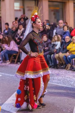 Geleneksel karnaval bir İspanyol Katalonya Palamos kasabasında. Birçok kişi kostüm ve ilginç makyaj. 03. 02. 2019 İspanya