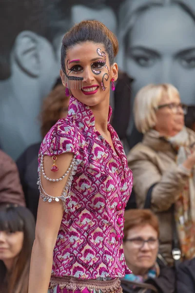 Carnaval tradicional en una ciudad española Palamos en Cataluña. Mucha gente disfrazada y maquillaje interesante. 03. 02. España 2019 —  Fotos de Stock