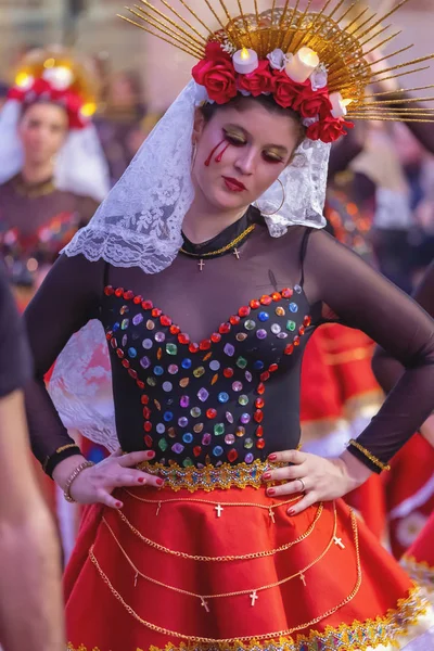 加泰罗尼亚西班牙帕拉莫斯镇的传统狂欢节。许多人穿着服装和有趣的化妆。03. 02。2019年西班牙 — 图库照片