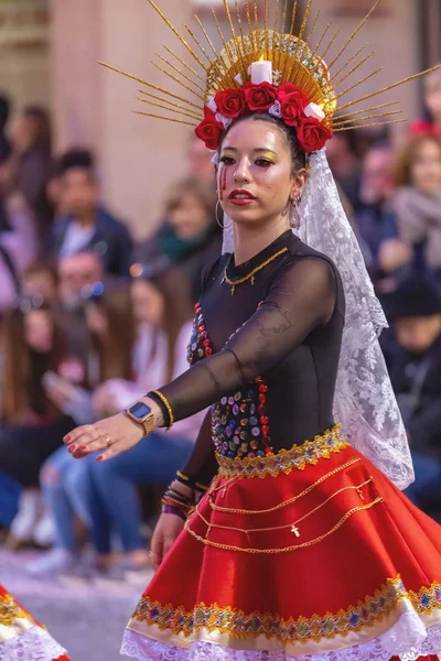 Geleneksel karnaval bir İspanyol Katalonya Palamos kasabasında. Birçok kişi kostüm ve ilginç makyaj. 03. 02. 2019 İspanya — Stok fotoğraf