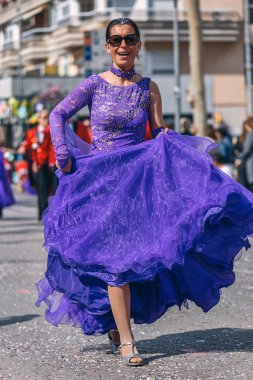 Geleneksel karnaval bir İspanyol Katalonya Palamos kasabasında. Birçok kişi kostüm ve ilginç makyaj. 03. 03. 2019 İspanya
