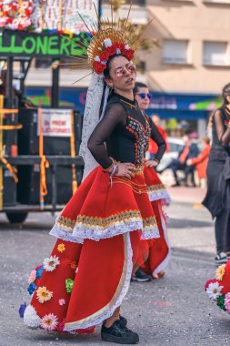 Geleneksel karnaval bir İspanyol Katalonya Palamos kasabasında. Birçok kişi kostüm ve ilginç makyaj. 03. 03. 2019 İspanya