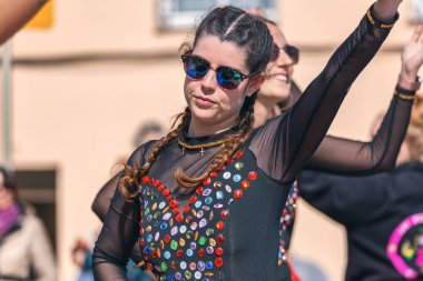 Geleneksel karnaval bir İspanyol Katalonya Palamos kasabasında. Birçok kişi kostüm ve ilginç makyaj. 03. 03. 2019 İspanya