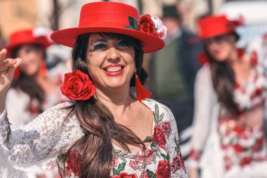 Geleneksel karnaval bir İspanyol Katalonya Palamos kasabasında. Birçok kişi kostüm ve ilginç makyaj. 03. 03. 2019 İspanya