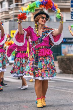 Geleneksel karnaval bir İspanyol Katalonya Palamos kasabasında. Birçok kişi kostüm ve ilginç makyaj. 03. 03. 2019 İspanya