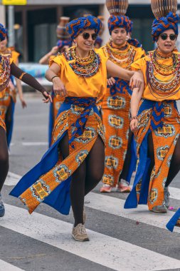 Geleneksel karnaval bir İspanyol Katalonya Palamos kasabasında. Birçok kişi kostüm ve ilginç makyaj. 03. 03. 2019 İspanya