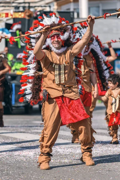 Carnaval tradicional en una ciudad española Palamos en Cataluña. Mucha gente disfrazada y maquillaje interesante. 03. 03. España 2019 — Foto de Stock