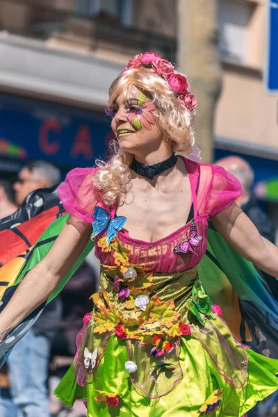 伝統的なカーニバルのカタロニア パラモス スペインの町。衣装と面白いメイクで多くの人々。03. 03。2019 スペイン — ストック写真