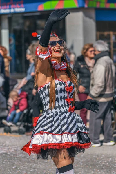 Traditionell karneval i en spansk stad Palamos i Katalonien. Många människor i kostym och intressant make-up. 03. 03. 2019 Spanien — Stockfoto