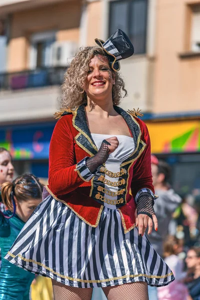 Traditioneller Karneval in der spanischen Stadt Palamos in Katalonien. viele Menschen in Kostümen und interessanter Schminke. 03. 03. Spanien 2019 — Stockfoto