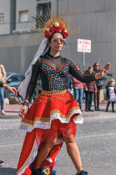 Carnaval tradicional en una ciudad española Palamos en Cataluña. Mucha gente disfrazada y maquillaje interesante. 03. 03. España 2019 — Foto de Stock