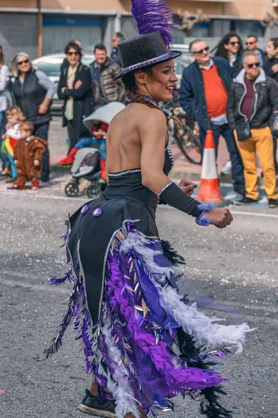 Geleneksel karnaval bir İspanyol Katalonya Palamos kasabasında. Birçok kişi kostüm ve ilginç makyaj. 03. 03. 2019 İspanya — Stok fotoğraf