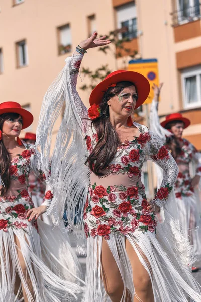 伝統的なカーニバルのカタロニア パラモス スペインの町。衣装と面白いメイクで多くの人々。03. 03。2019 スペイン — ストック写真