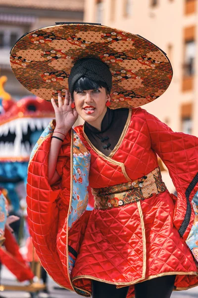 Carnaval tradicional en una ciudad española Palamos en Cataluña. Mucha gente disfrazada y maquillaje interesante. 03. 03. España 2019 — Foto de Stock