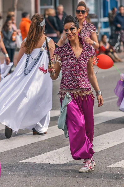 Geleneksel karnaval bir İspanyol Katalonya Palamos kasabasında. Birçok kişi kostüm ve ilginç makyaj. 03. 03. 2019 İspanya — Stok fotoğraf