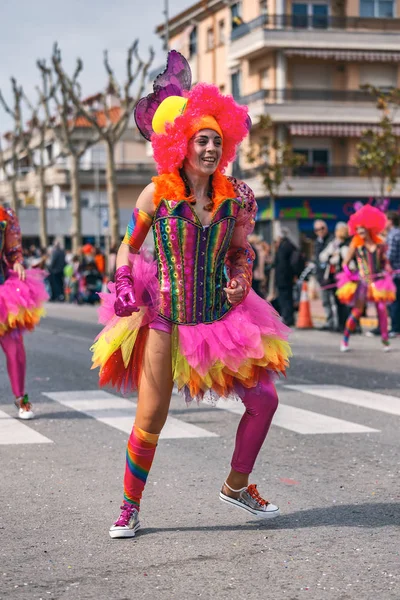 Traditionell karneval i en spansk stad Palamos i Katalonien. Många människor i kostym och intressant make-up. 03. 03. 2019 Spanien — Stockfoto