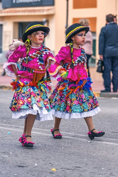 Carnaval traditionnel dans une ville espagnole Palamos en Catalogne. Beaucoup de gens en costume et maquillage intéressant. 03. 03. 2019 Espagne — Photo