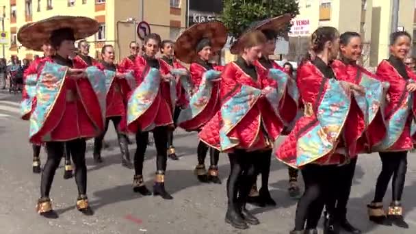 伝統的なカーニバルのカタロニア パラモス スペインの町 衣装と路上ダンス面白いメイクアップ多くの女の子 2019 スペイン — ストック動画