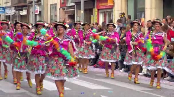 伝統的なカーニバルのカタロニア パラモス スペインの町 衣装と路上ダンス面白いメイクアップ多くの女の子 2019 スペイン — ストック動画