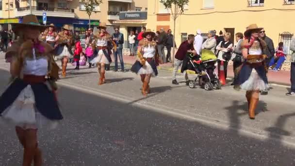 Traditioneller Karneval Der Spanischen Stadt Palamos Katalonien Viele Mädchen Kostümen — Stockvideo