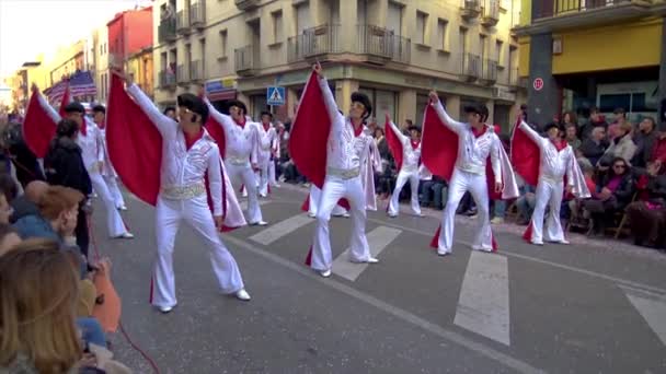 加泰罗尼亚西班牙帕拉莫斯镇的传统狂欢节 许多穿着服装和有趣的化妆在街上跳舞的人 2019年西班牙 — 图库视频影像