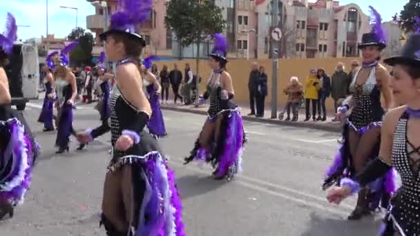 Traditioneller Karneval Der Spanischen Stadt Palamos Katalonien Viele Mädchen Kostümen — Stockvideo
