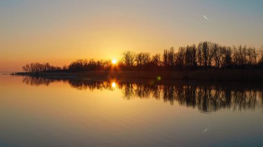 Macaristan'da bir sonbahar akşam Balaton Gölü üzerinden günbatımı manzara