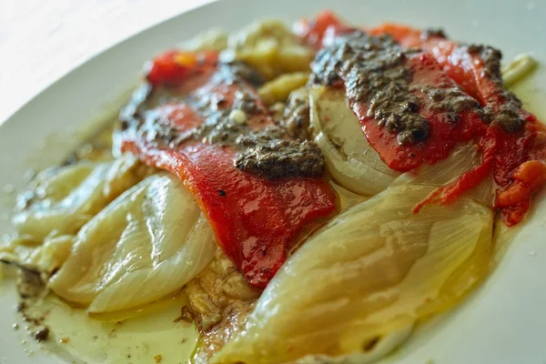 Hortalizas a la parrilla en el plato de un restaurante español — Foto de Stock