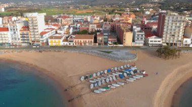 Liman Köyü Sant Antoni de Calonge İspanya, Costa Brava küçük balıkçı tekneleri, hava uçak görüntüleri